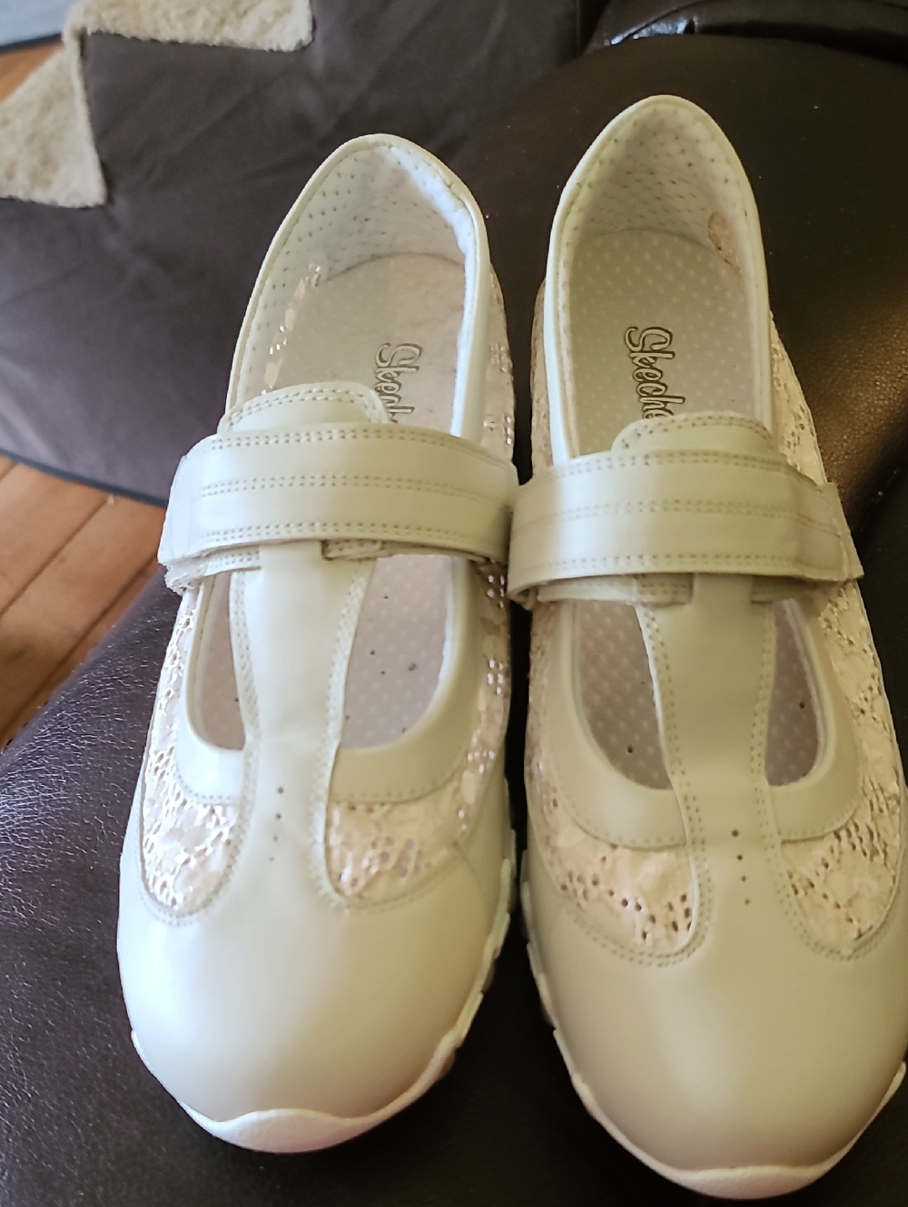 Women's Skechers  Cream/Tan Leather And Lace Mary Jane Slip-On Sneakers SZ 10